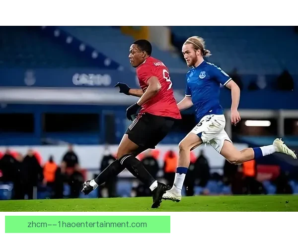 万比萨卡对阵曼联意外送点引发球迷热议与争议